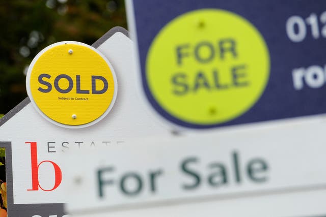 <p>Ceny domów w Wielkiej Brytanii były o 4,5 proc. niższe od rekordowego poziomu latem 2022 r</p>